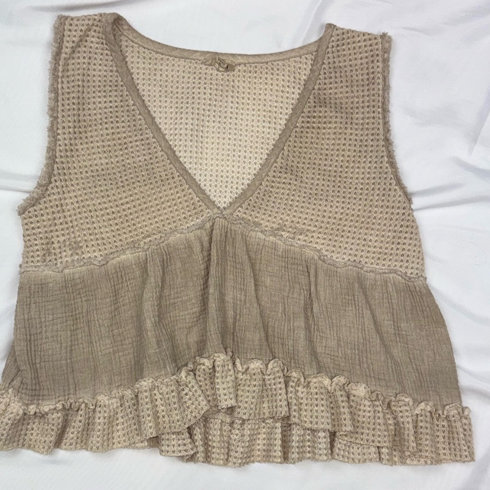 POL Textured Beige Sleeveless Blouse‎ - Picture 4 of 6